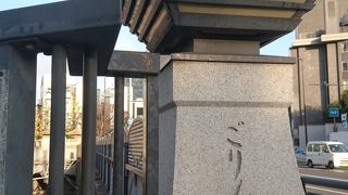 親柱に地球のモニュメント