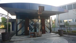 ビルの一角にある神社