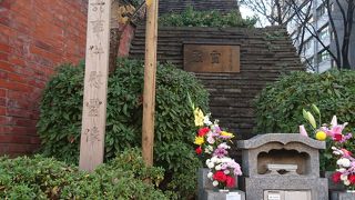 旧陸軍刑務所に建つ慰霊碑