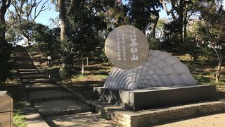 起伏のある公園