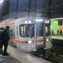 金山駅に到着した浜松行き普通列車の様子