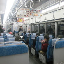 早朝でも座れない区間があるほどです…(-_-;)。