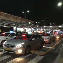 空港での タクシー群