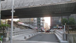 なぜか歩道は下流側のみにしかありません。