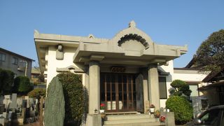 本堂の屋根が変わっています。