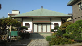 銅板葺の本堂はすっきりとしていて美しいです。