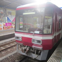 赤い車両が遠鉄の顔となっています