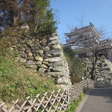 実は天守台よりも高い八幡台の石垣の様子