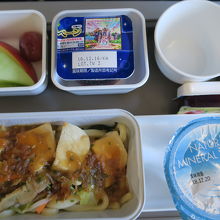 おまけ。キャセイ航空の成田香港間。チキンヌードル。うまし。