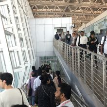 搭乗を待つ人々 チェンナイ国際空港にて