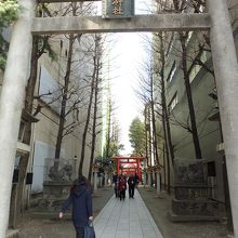 参道の奥は静かな境内です