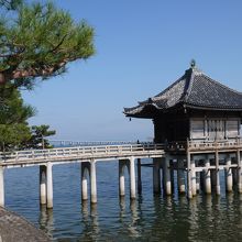 琵琶湖に浮かぶ浮御堂