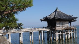 琵琶湖に浮かぶ御堂が絵になります