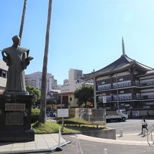 宝山ホールの前
