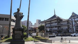 西郷隆盛の像と向かい合って立っている