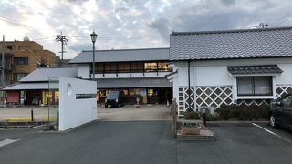 ここに車をおいて街を歩きました。