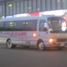 鶴見駅前に停車中の無料送迎バスの様子