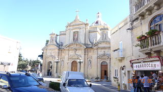 扉が閉まっていて、教会の中に入ることはできませんでした。