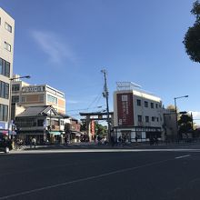 遠巻きの石鳥居