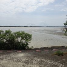 すぐ脇が与那覇湾