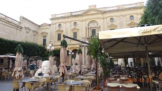 国立図書館の前の小さな広場です。