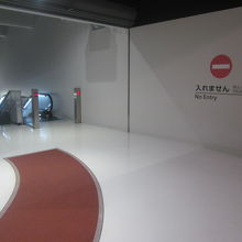 到着客はこのエスカレーターを上って２Fにやって来ます