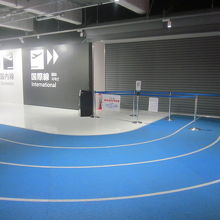 早い時間帯は、まだ国際線側のセキュリティがクローズ中でした