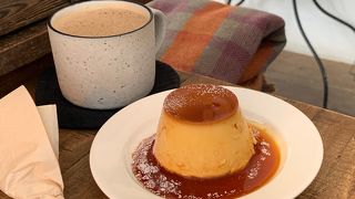 古い建物の2階にある昭和レトロな小さなカフェです。