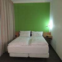 2泊目の部屋はベッドの背後は真っ赤でした。