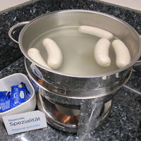 白ソーセージは皮を剥いて中身だけ食べるのだそうです