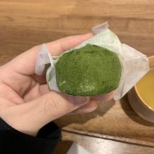 小さめの抹茶大福。