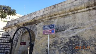 トリトン・ファウンテンのある広場の南側にある入口から入ることができます！