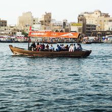 水上タクシーで対岸に行くことができ、なかなか便利である。 