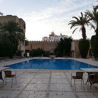 プール、夜はライトアップ