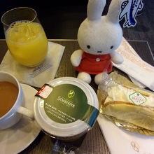 マンゴープリンとバナナオムレット。