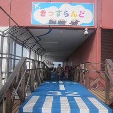 お子様連れに大人気のキッズゾーンの様子