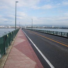 橋上に続く歩道の様子（片側のみです）