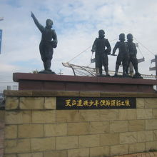 空港側から見た像の様子。意気揚々と旅立つ姿です