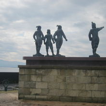 夕刻は西日をバックに旅愁溢れる写真を撮れそうな像ですね！