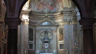 大きなアーチ型の天井・・・