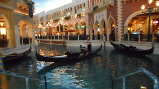 広いショツピング街