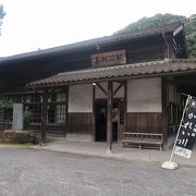 鹿児島空港からバス10分。築100年を超える駅舎は重要文化財に指定されています。