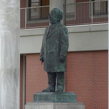 大きな銅像があります