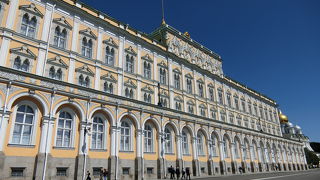 モスクワ川沿いに建つ大きな宮殿