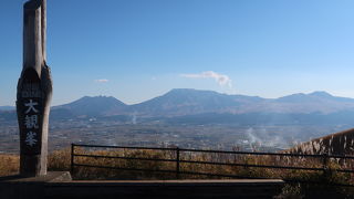 阿蘇山を眺めるための展望スポットですが、反対方向の九重連山も美しい。