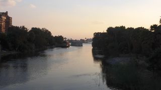 現地の人が寛いでいる