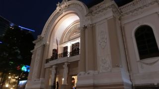 ドンコイ通りにある立派な劇場です。