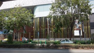 老舗デパートが演出する高級ブティックショッピングセンター