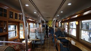 窓に向かった席は、一瞬で占拠されてしまった