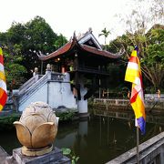 一本柱の上に立つこぢんまりとしたお寺